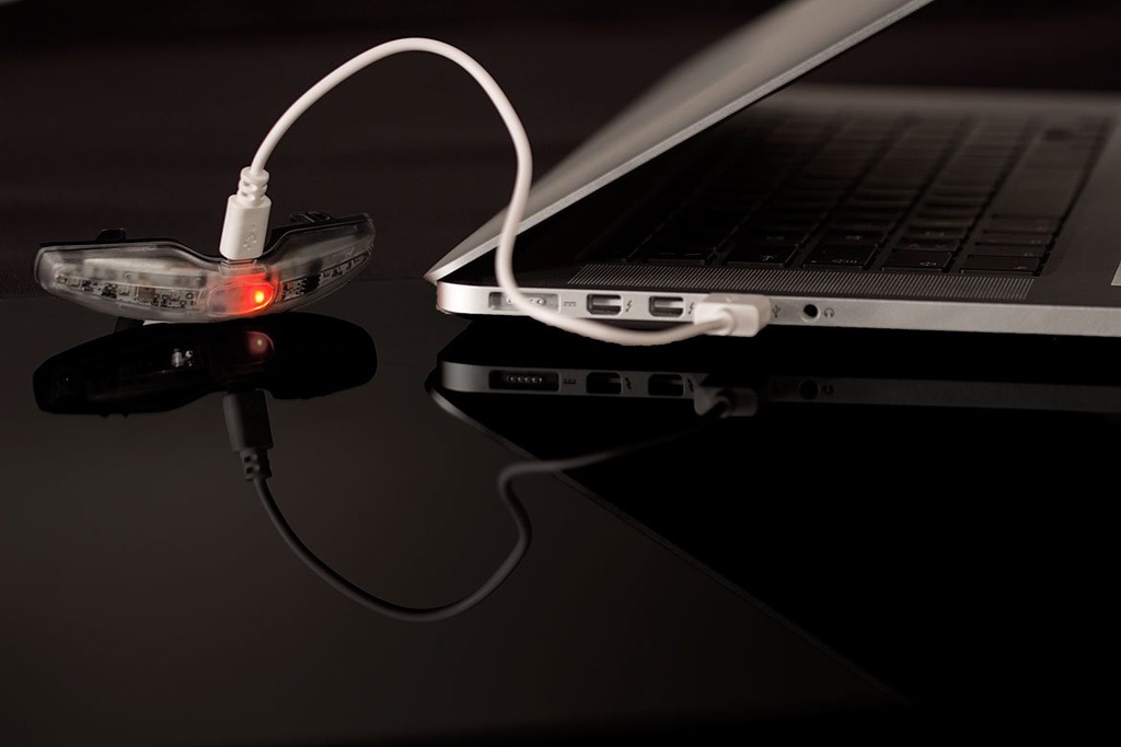 MET sisakra szerelhető USB LED akkumulátoros hátsó lámpa