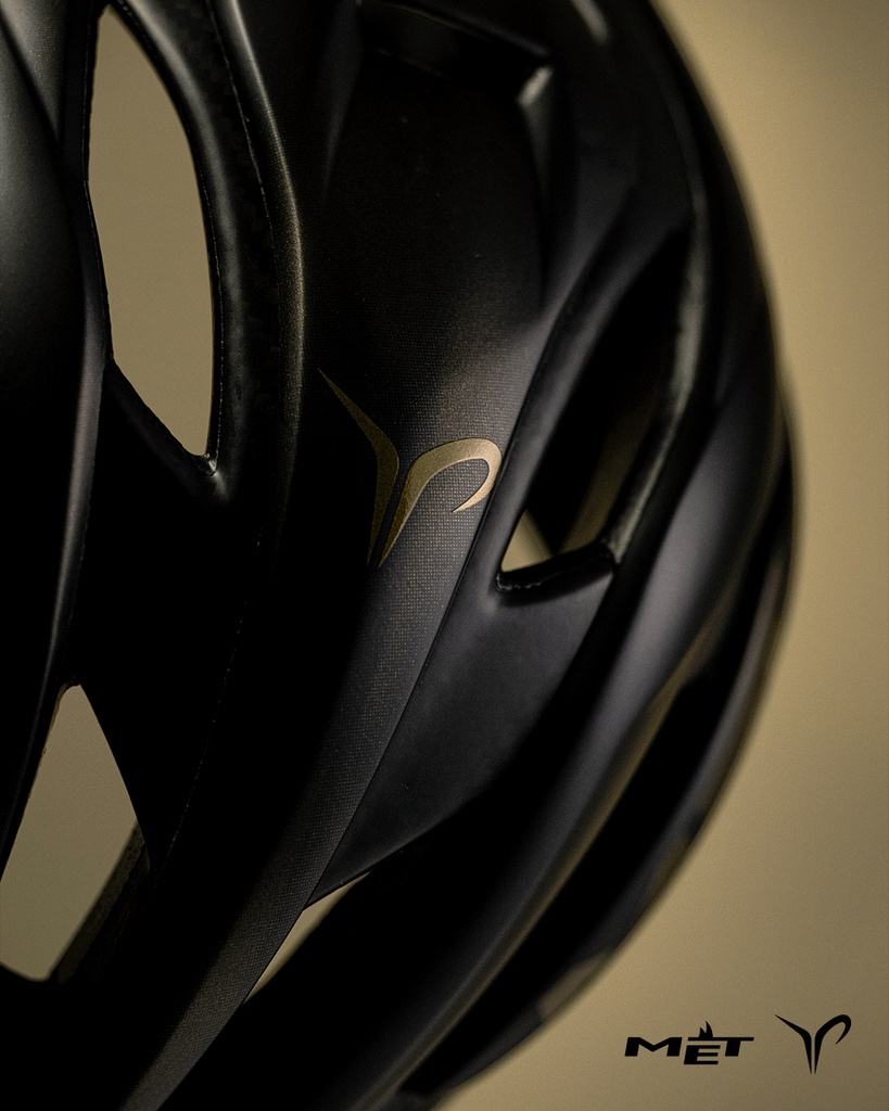 MET Trenta 3K Carbon Mips Tadej Pogacar Black Edition kerékpáros sisak [fekete-arany, 58-61 cm (L)]
