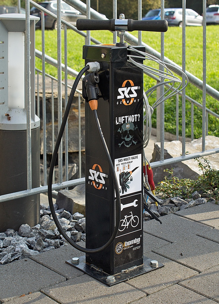 SKS-Germany pumpa állomás szerszámokkal